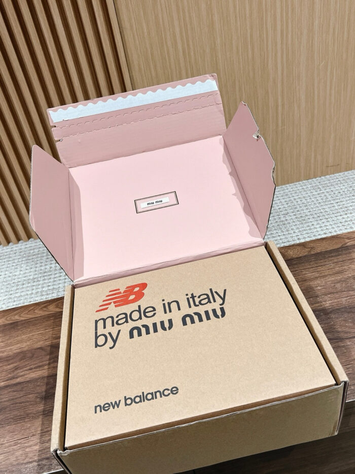 Scatola di lusso Miu Miu e New Balance, interno rosa elegante e design raffinato.