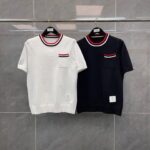 Magliette a girocollo bianca e navy, stile casual chic, versatile e alla moda.
