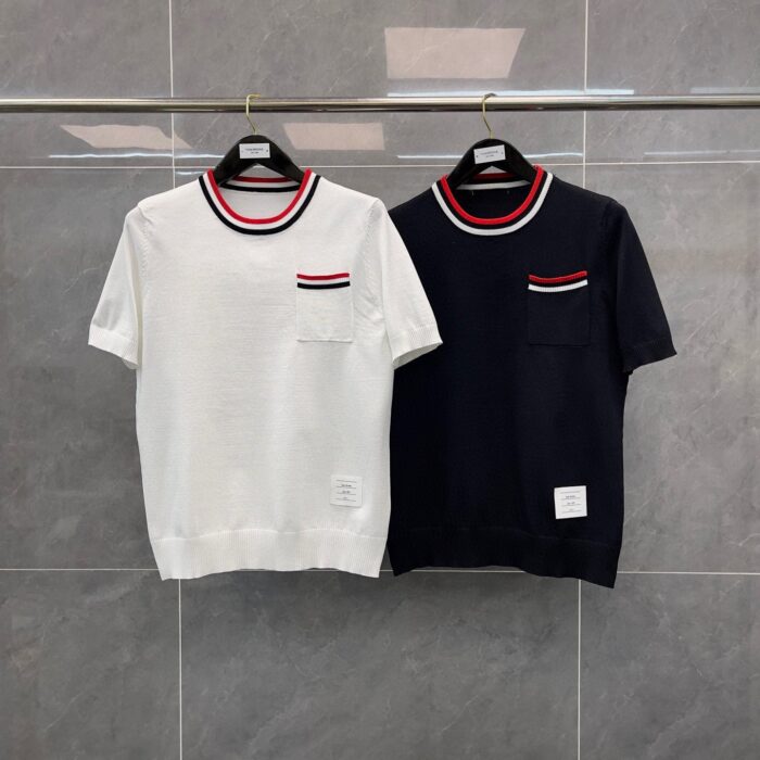 Magliette a girocollo bianca e navy, stile casual chic, versatile e alla moda.