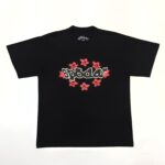T-shirt nero con grafica colorata bipolar e stelle rosse, stile streetwear e casual.