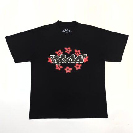 T-shirt nero con grafica colorata bipolar e stelle rosse, stile streetwear e casual.