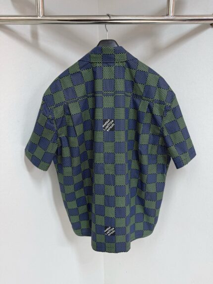Camicia casual a quadri verde e blu con logo sul retro, stile moderno e versatile.