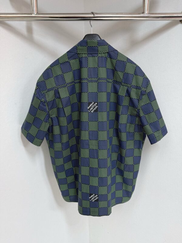 Camicia casual a quadri verde e blu con logo sul retro, stile moderno e versatile.