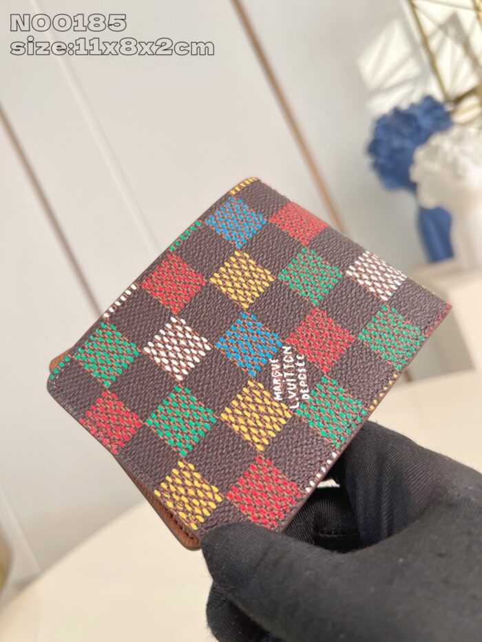 Portafoglio compatto a scacchi colorati con logo elegante, in mano con guanto.