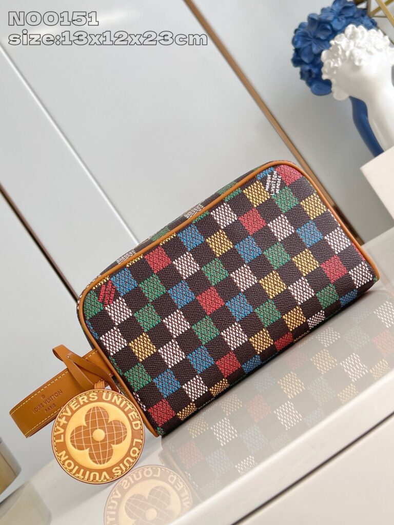 Beauty case compatto con fantasia checkered colorata e dettagli in pelle, ideale per l’organizzazione quotidiana.