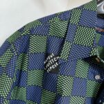 Camicia a quadri colorati con ricamo Louis Vuitton, stile moderno e vivace.