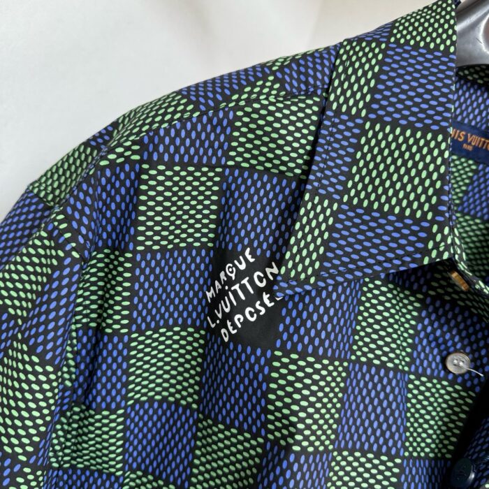 Camicia a quadri colorati con ricamo Louis Vuitton, stile moderno e vivace.