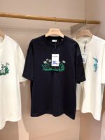 Esposizione di T-shirt con ricami, grafiche colorate e stile moderno in negozio.