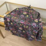 Camicia grigia decorata con motivi floreali e astratti colorful, perfetta stile moderno e casual