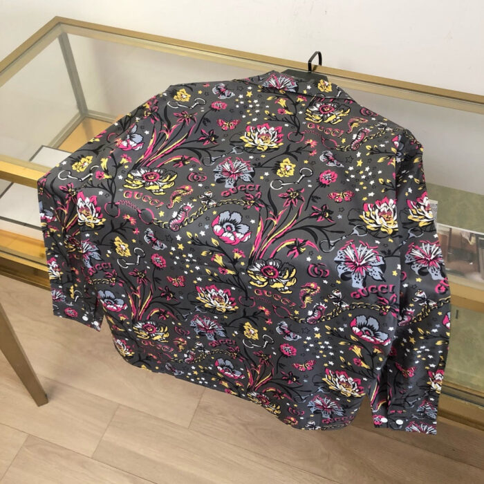 Camicia grigia decorata con motivi floreali e astratti colorful, perfetta stile moderno e casual