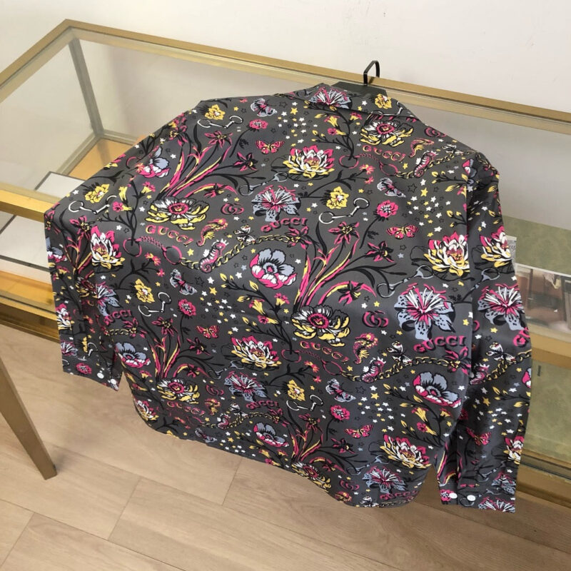 Camicia grigia decorata con motivi floreali e astratti colorful, perfetta stile moderno e casual