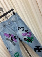Jeans colorati con grafica floreale, numero stilizzato e stile urban creativo.