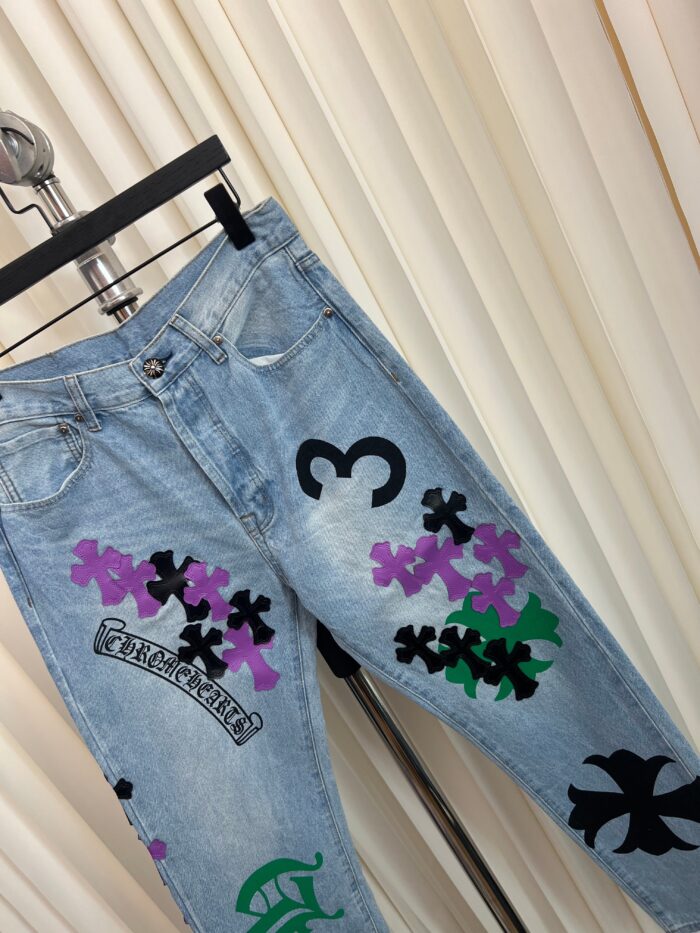 Jeans colorati con grafica floreale, numero stilizzato e stile urban creativo.