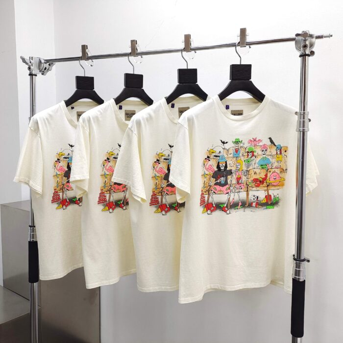 Magliette colorate con design artistici su rullino moderno in esposizione elegante.
