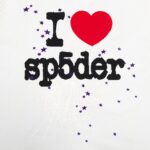 Design giocoso con cuore rosso, stelle viola e grafica spider per t-shirt e abbigliamento casual.