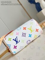 Borsa cilindrica di lusso con pattern colorati, dettagli oro e tracolla in pelle marrone.