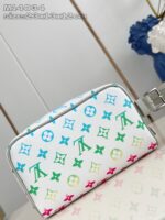 Beauty pouch elegante con motivi colorati e dettagli in argento, perfetta per ogni occasione.