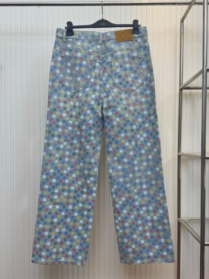 Pantaloni wide-leg in denim con motivo mosaico colorato, stile casual e creativo.