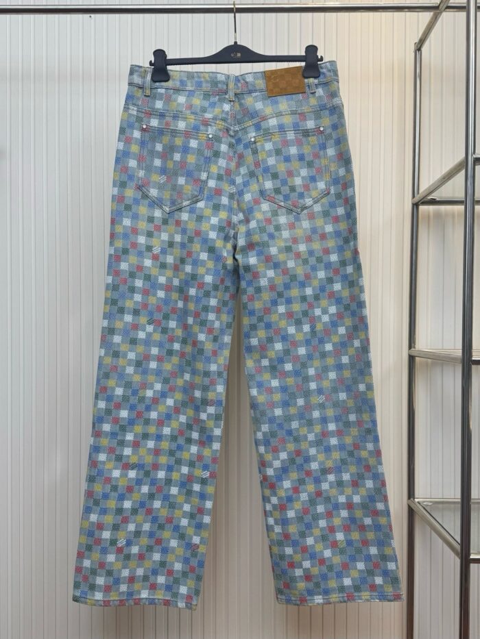 Pantaloni wide-leg in denim con motivo mosaico colorato, stile casual e creativo.