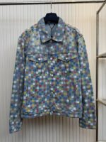 Giacca di jeans con motivo a quadri colorati, stile vintage e design moderno.