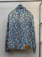 Giacca in jeans con patchwork colorato e dettagli artigianali per uno stile unico e originale.