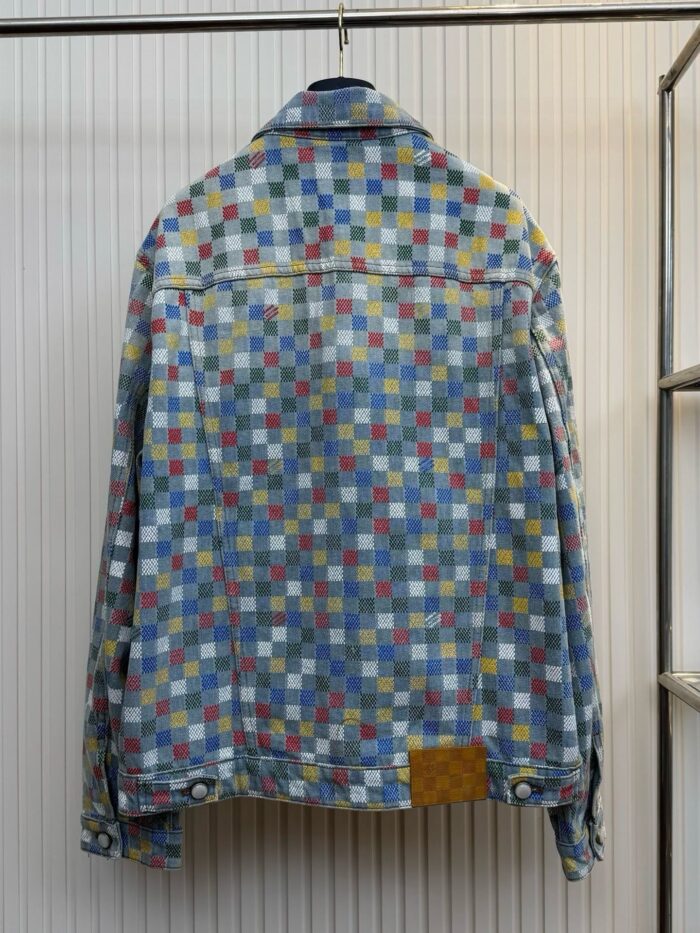 Giacca in jeans con patchwork colorato e dettagli artigianali per uno stile unico e originale.