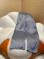 Pantaloni larghi blu con motivo geometrico su seduta a fiore, stile casual e confortevole.