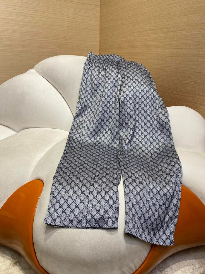 Pantaloni larghi blu con motivo geometrico su seduta a fiore, stile casual e confortevole.