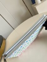 Pochette colorata con fantasia vivace su tavolo circolare, ideale come portapenne o cosmetici.