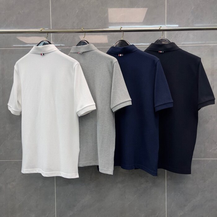 Set di polo colorate su supporto, stile moderno, ideale per negozi di abbigliamento casual e elegante.