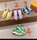 Sneaker colorate e alla moda su superficie in legno in ambiente moderno con scatola di lusso.
