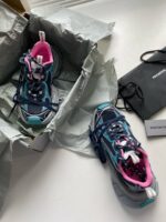 Sneakers colorate nuove, confezionate in tissue e confezione regalo, stile urbano e moderno.