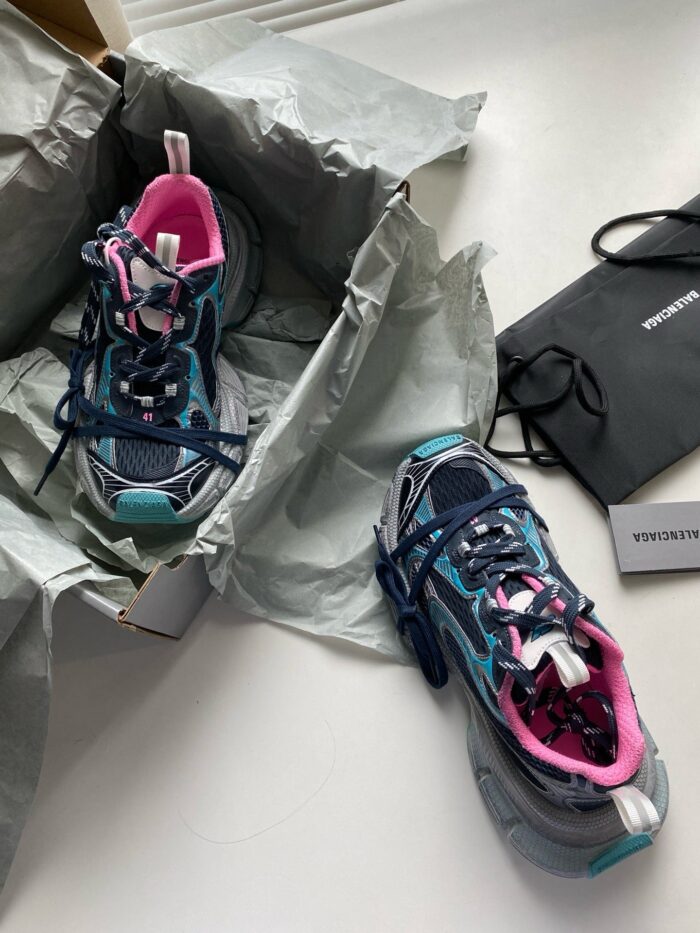 Sneakers colorate nuove, confezionate in tissue e confezione regalo, stile urbano e moderno.