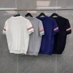 Quattro camicie estive con dettagli a righe e colori eleganti su griglia moderna.