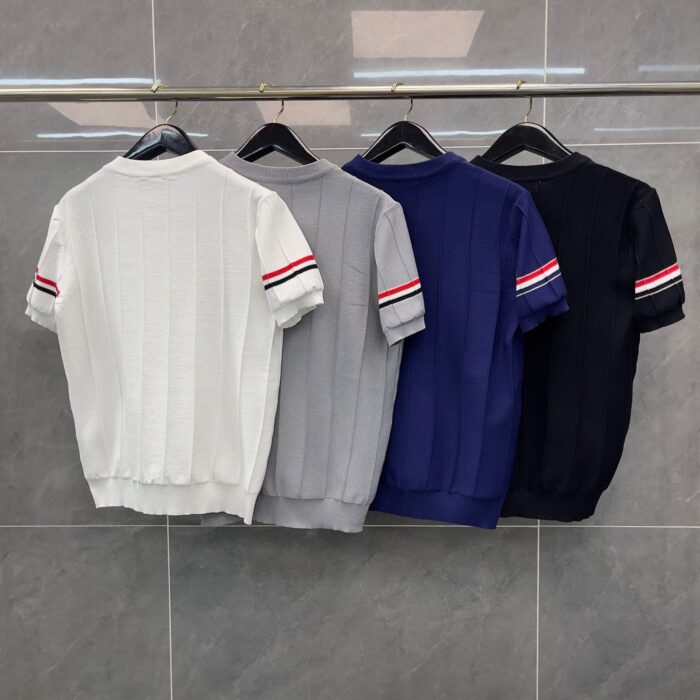 Quattro camicie estive con dettagli a righe e colori eleganti su griglia moderna.
