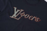 Maglietta nera con logo Lovers decorato a perline colorate, stile streetwear moderno e casual.