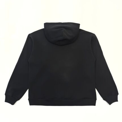 Felpa nera casual con cappuccio, design minimalista e vestibilità rilassata.