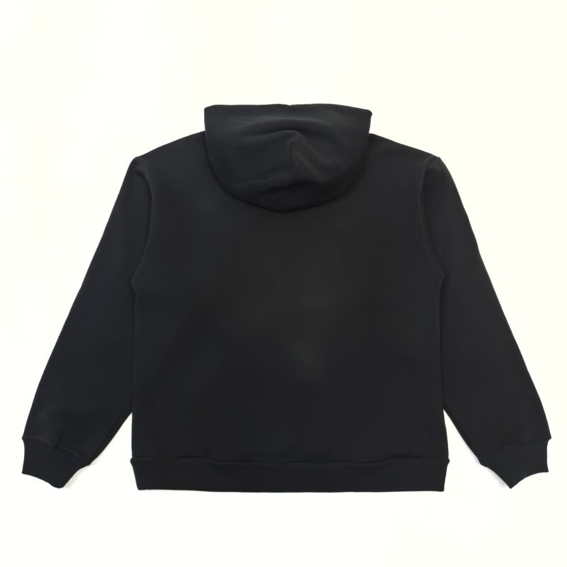 Felpa nera casual con cappuccio, design minimalista e vestibilità rilassata.