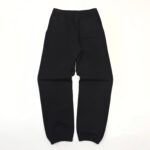 Pantaloni neri casual con elastico in vita, tasca laterale e taglio snello, ideali per comfort e sport.