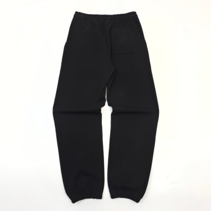 Pantaloni neri casual con elastico in vita, tasca laterale e taglio snello, ideali per comfort e sport.