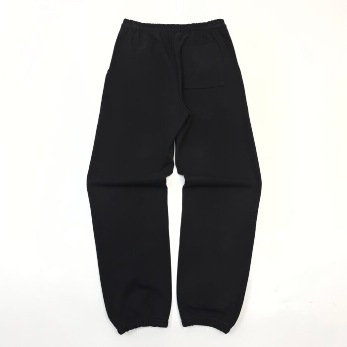 Pantaloni neri casual con elastico in vita, tasca laterale e taglio snello, ideali per comfort e sport.