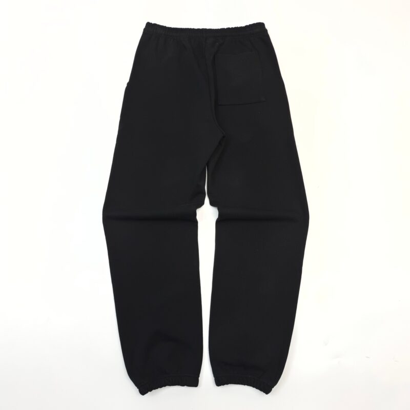 Pantaloni neri casual con elastico in vita, tasca laterale e taglio snello, ideali per comfort e sport.