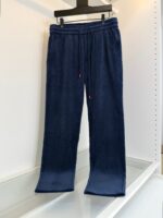 Pantaloni casual in velluto blu navy con vita elastica e dettagli rossi, ideali per relax e stile.