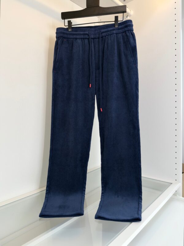 Pantaloni casual in velluto blu navy con vita elastica e dettagli rossi, ideali per relax e stile.
