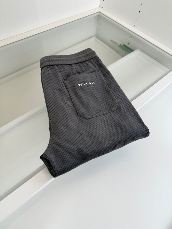 Pantaloni corduroy neri, eleganti e comodi, con tasca posteriore ricamata, stile moderno.