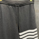 Pantaloni jogger grigi con strisce bianche, elasticizzati, comodi e sportivi per ogni occasione.