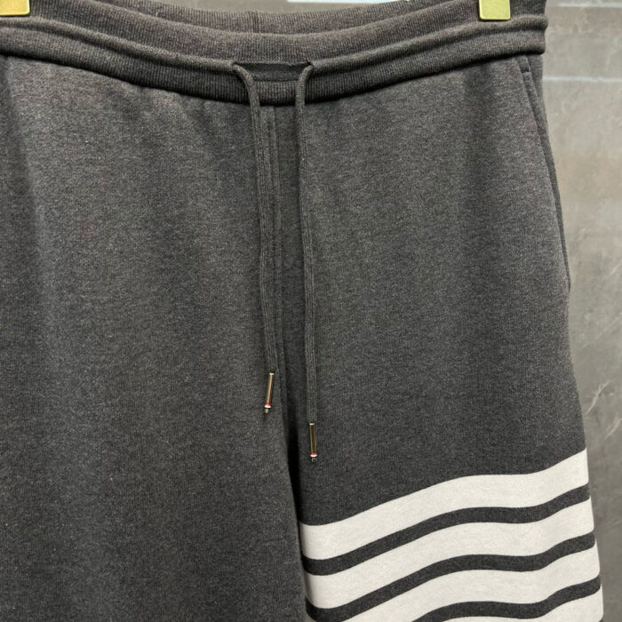 Pantaloni jogger grigi con strisce bianche, elasticizzati, comodi e sportivi per ogni occasione.