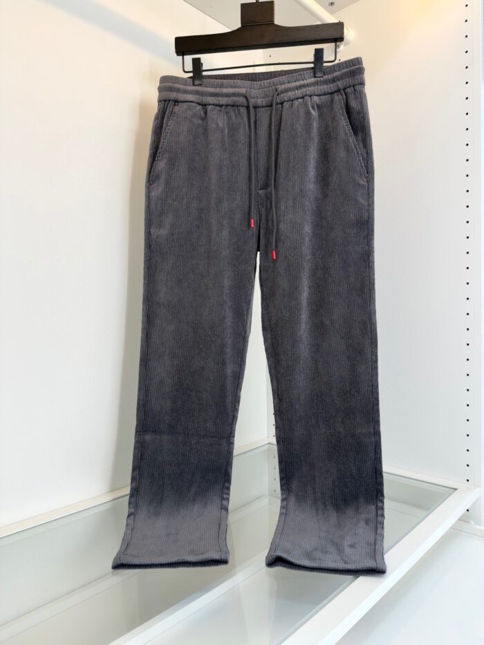 Pantaloni jogger grigi sfumati in felpa morbida con coulisse rossa e tasche laterali