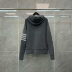 Felpa grigia donna con strisce sportive, stile casual e comfort ideale per ogni occasione.