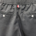 Pantaloni grigi comodi con elastico, tasche con bottoni e dettaglio tricolore.